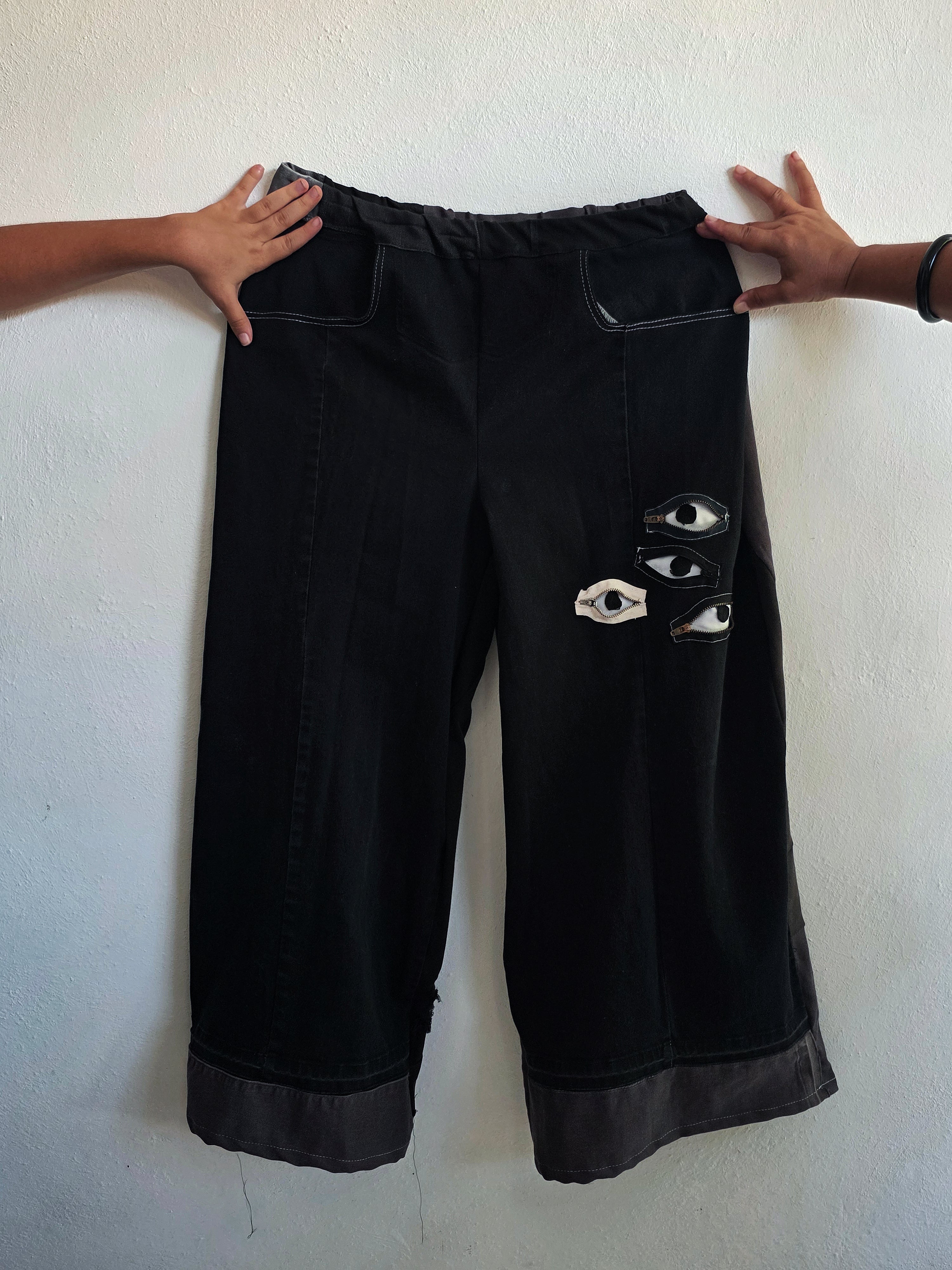 Pant 'eyez on me' en negro